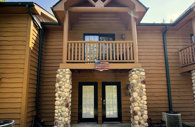 Charming woodland villa located in a secured resort across from Starved Rock