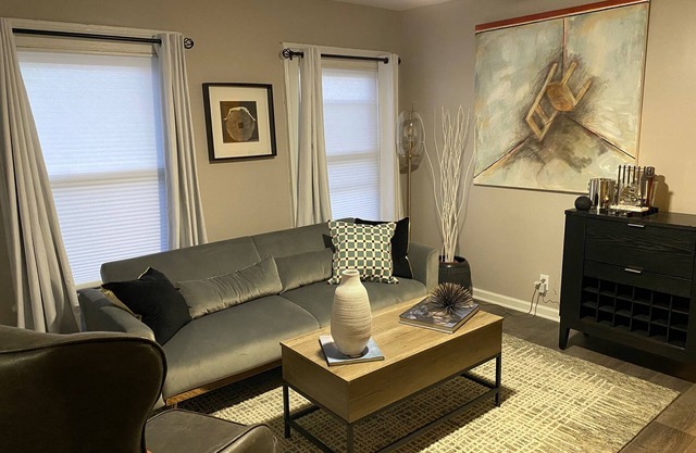 Charming Wooster Square flat - Walk to Pizza & Yale! - FREE Parking & Laundry