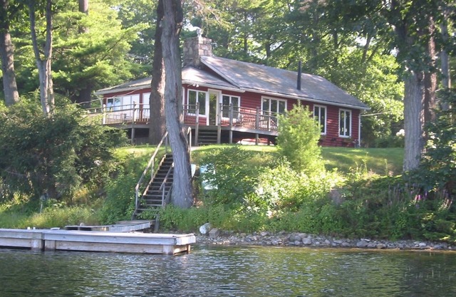 Charming Year Round Lakefront Cottage
