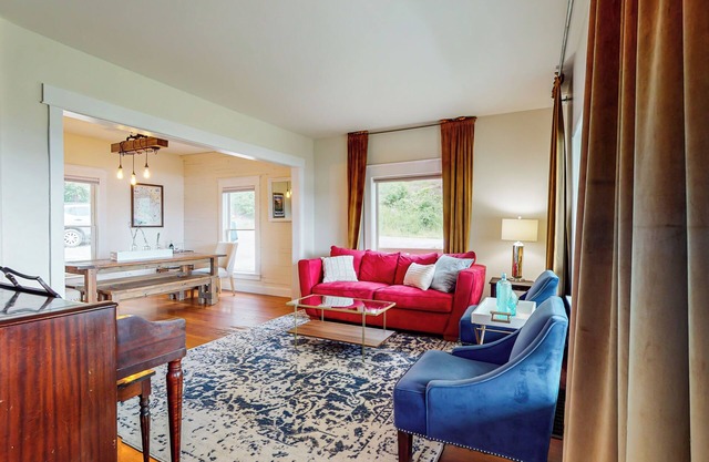 Charming Yellow House on Somers Bay!