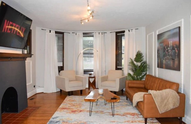 Charmingly Historic King Suite in Downtown Clayton