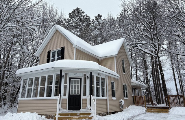 Charmingly renovated 1920's ski cottage in Indian Village in Wakefield.
