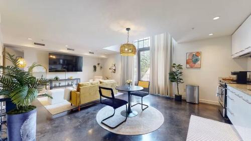 Charmingly Trendy Cloverdale Loft - Gated Parking!