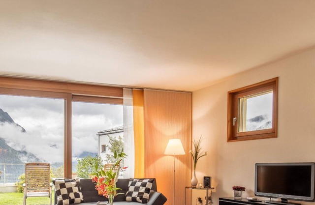 Chasa Arpiglia: Moderne 2.5-Zimmer-Wohnung auf der Sonnenterrasse in Guarda