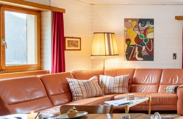 Chasa Moffa: Grosszügige 5.5-Zimmer Wohnung in Vnà mit Panoramaaussicht und eigener Sauna