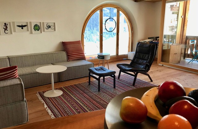 Chasa Pro La Tuor: Renovierte Exklusive 4.5-Zimmerwohnung in einem Engadiner Haus am historischen Wohnturm aus dem 13. Jhd.