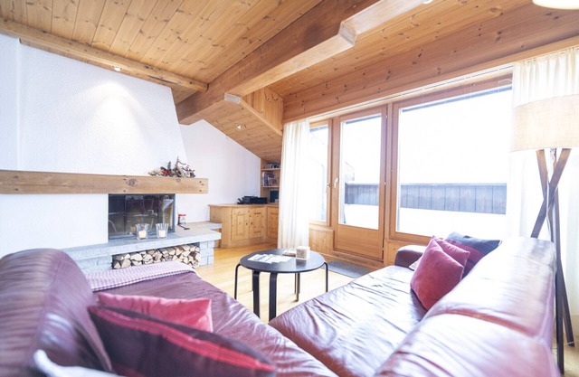 Chasa Rontsch Madlaina: Charmante 4.5 Zimmer-Dachwohnung mit Panorama-Aussicht mitten in Ftan