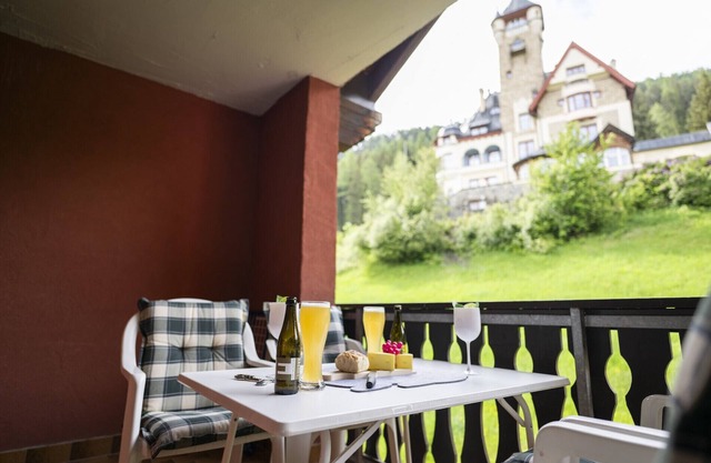 Chasa Valbernard 4302: Hochwertig renovierte 4½-Zimmerwohnung gleich beim Golfplatz