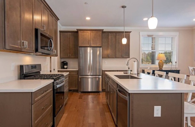 3BR Retreat: Pet-friendly - 10 Mins to Town