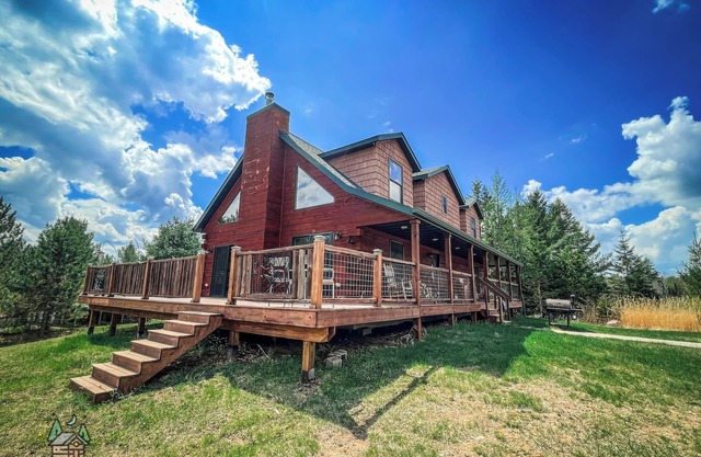Chase Creek Lodge - Adventure here, rustic 3-bedroom at the edge of the state forest