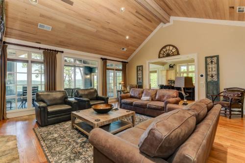 Chasing Chipmunks - Sweeping mountain views and community amenities