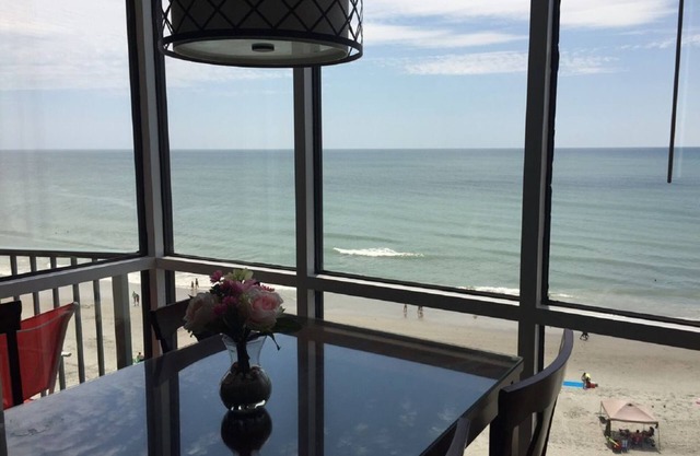 "Chasing Waves" ~ Wunderschöne Oceanfront King Condo, Wohnzimmer, ebenerdige Dusche