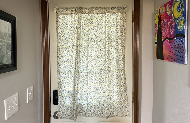 Chateau du mont Rainier - a basement apartment w a view of Mt Rainier & hot tub