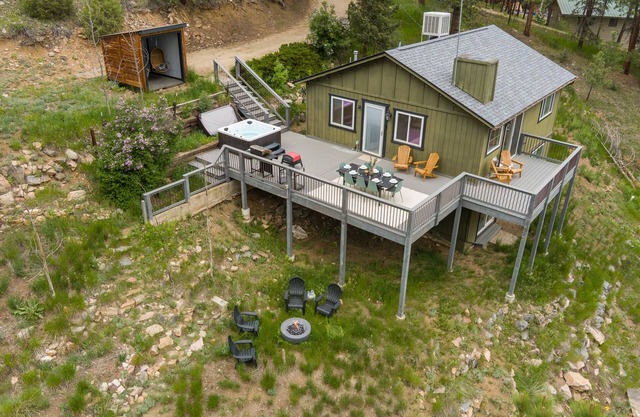 Chateau Summit: Cuddle Cabin, HotTub, Sauna, Pizza Oven, Fitness & Views