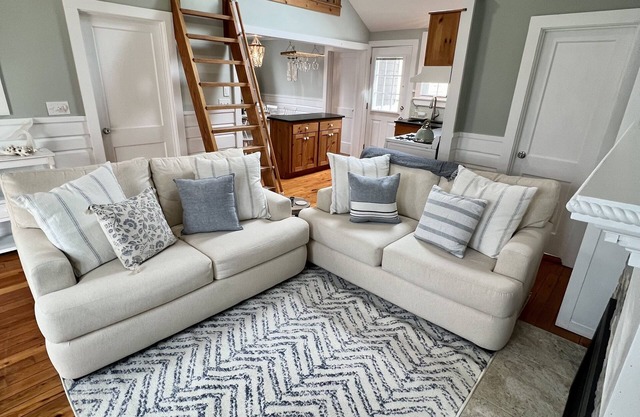 Chatham Beach Cottage + loft Walk to the Beach