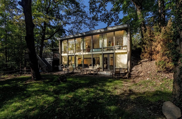 Chatham House: Indy Retro Retreat --- spacious 5-bedroom house with backyard