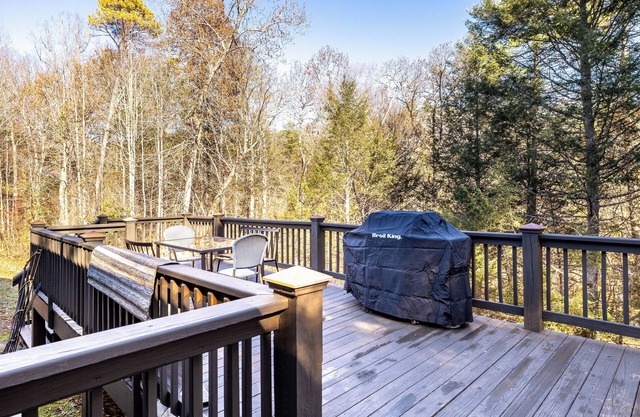 Check out Mossy Fern!! A Cozy Cabin in the Woods in Townsend, TN.