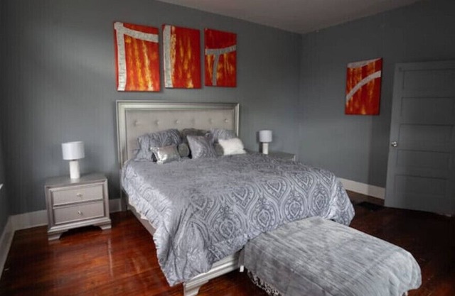 Cheerful 1 bedroom, Apt #2 in downtown Cincinnati.
