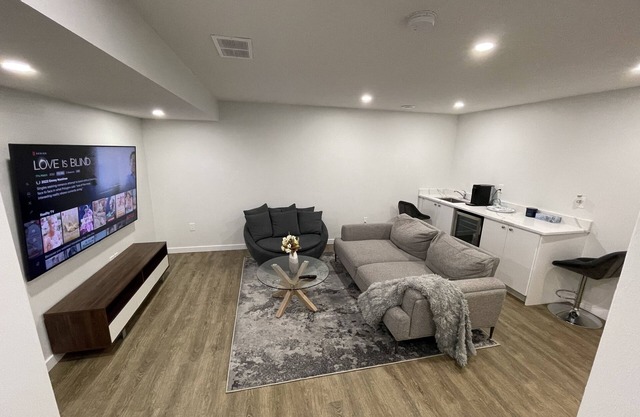 Cheerful 1-bedroom home with free parking space on the street