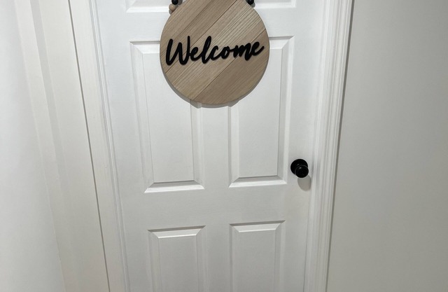Cheerful 1 Bedroom home. 7 min-JFK / 16 min-LGA