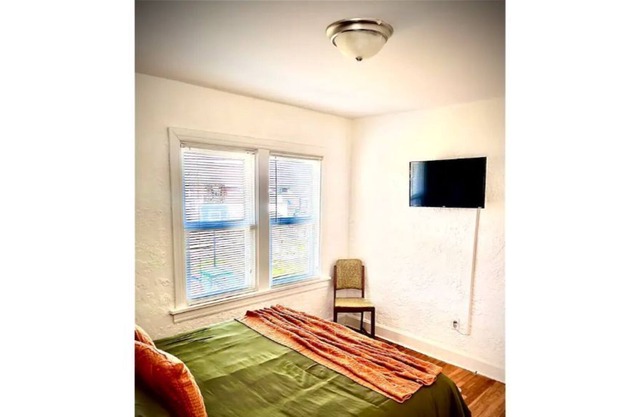 Cheerful 1-bedroom, red brick, historic home