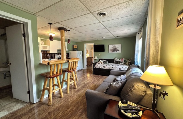 Cheerful 1-Bedroom with king size bed. Close to everything!