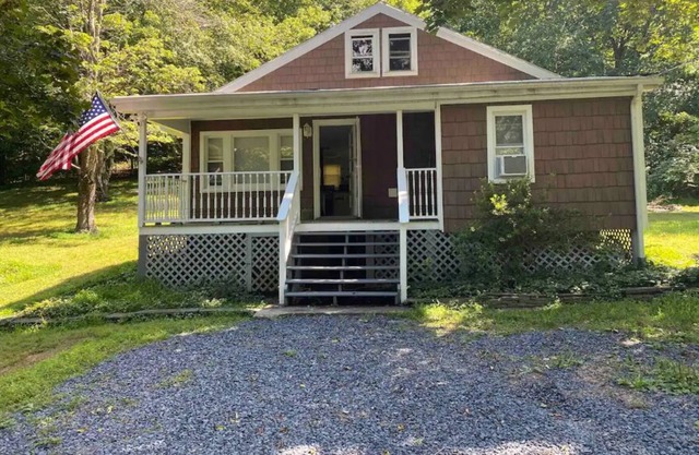 Cheerful 2 bedroom home near Shawnee with firepit