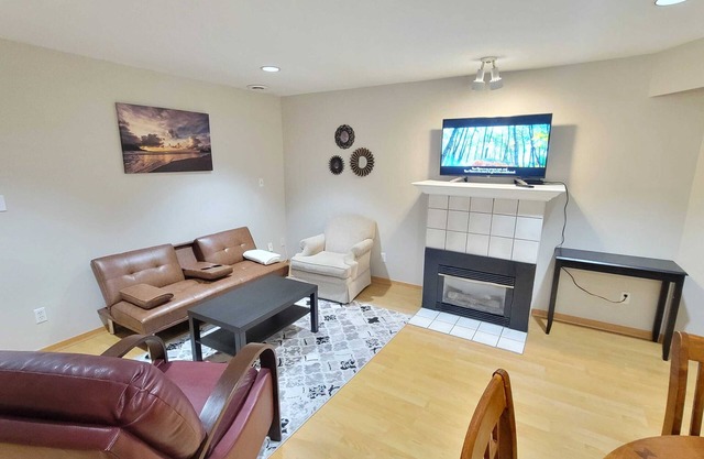 Cheerful 2 bedroom basement suite w/ free parking CARS/RV