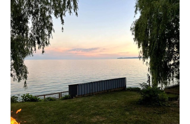 Cheerful 2-bedroom Waterfront Cottage