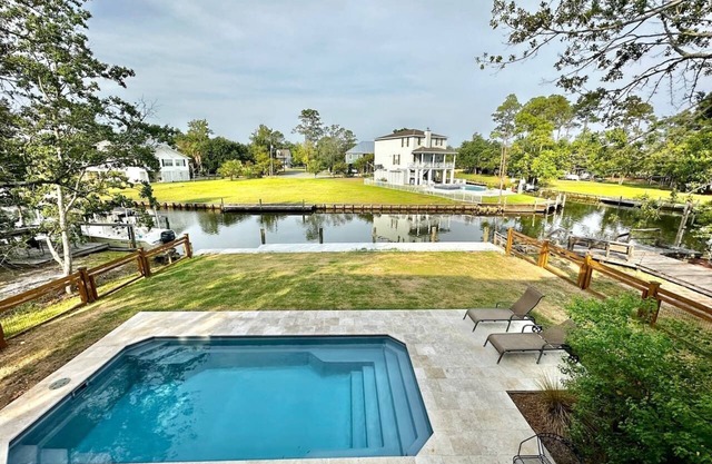 Cheerful 2-Bedroom Home on the Water with a Pool