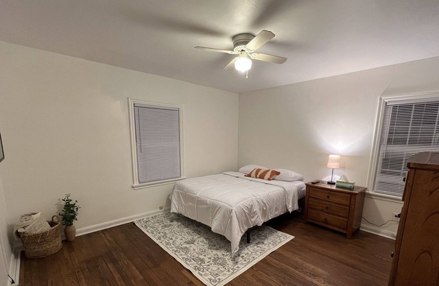 Cheerful 2-bedroom residential home! 25 mins from downtown Cleveland