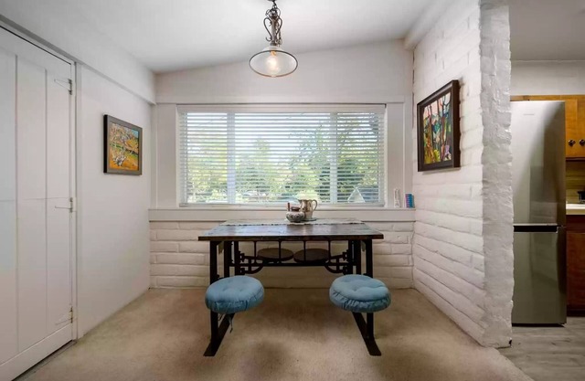 Cheerful 2 bedroom 2 bath Cottage with fireplace