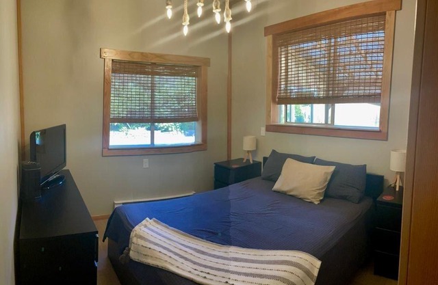 Cheerful 2-bedroom bungalow with a view to a magical fairytale house