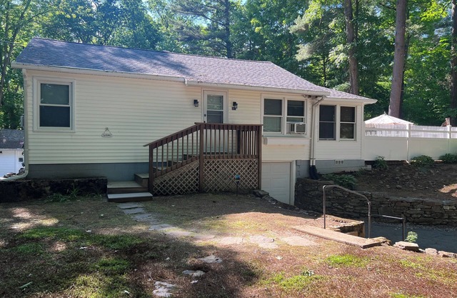 Cheerful 2 bedroom cottage with lake access close to Sturbridge line