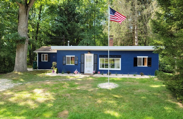 Cheerful 2 Bedroom Cottage with Hot Tub near Lake