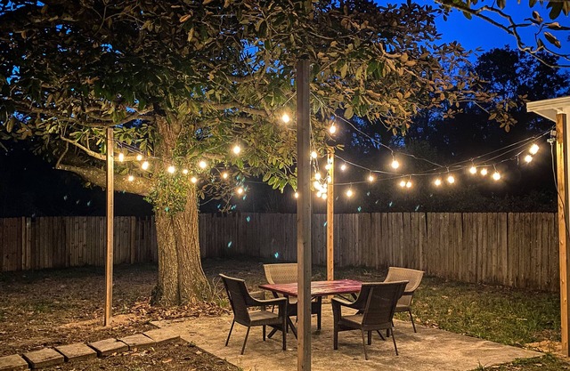 Cheerful 2-bedroom house with lighted patio