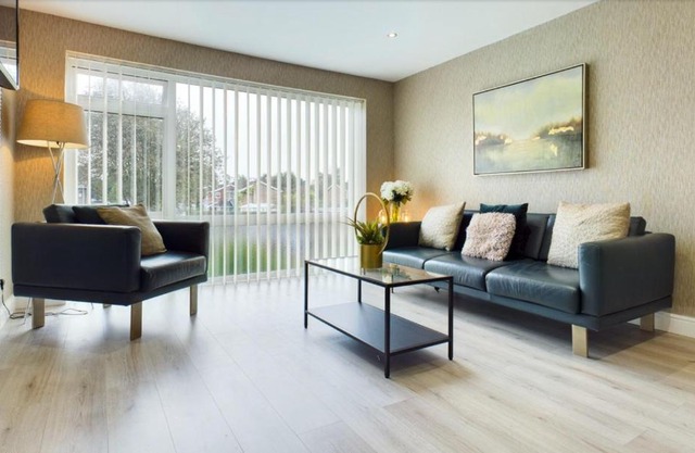 Cheerful 2 - bedroom home with free parking.