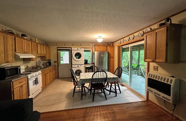 Cheerful 2 bedroom home in private setting!