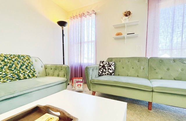 Cheerful 2- bedroom home with parking garage