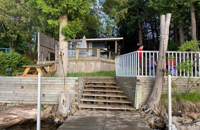 Cheerful 2 bedroom (plus bunkie) cottage right on Beaver Lake