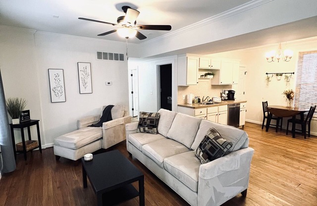 Cheerful 2-bedroom townhouse 3 min walk to town