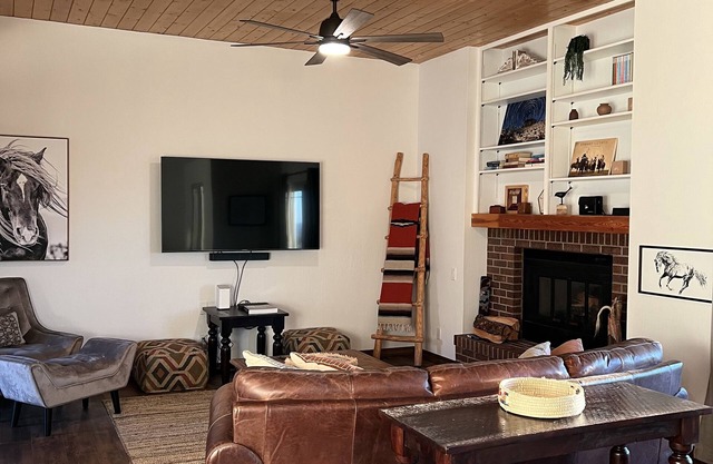 Cheerful 2-bedroom Northeast Albuquerque home