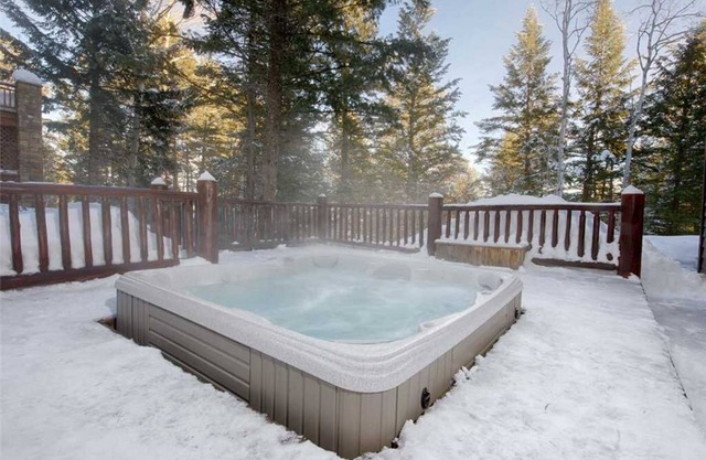 Cheerful 2-bedroom vacation home with hot tub