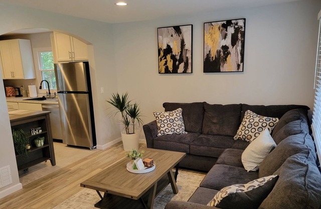 Cheerful 2 Bedroom Residential home!