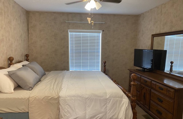 Cheerful 2 bedroom home, King Suite, Wi-Fi