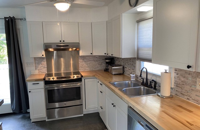 Cheerful 2 Bedroom House with off street parking