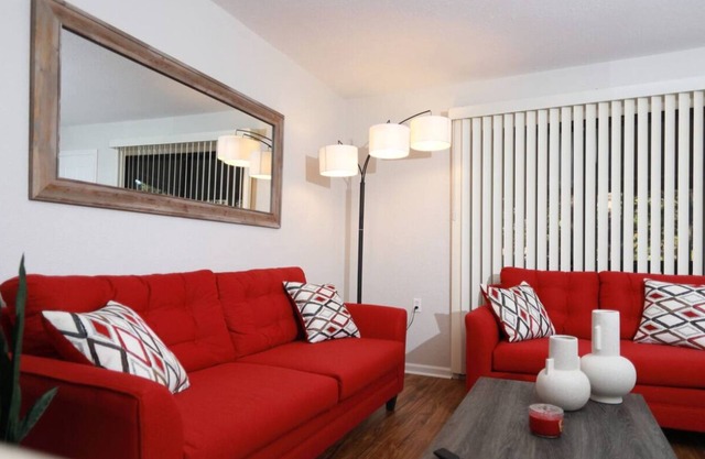 Cheerful 2 Bedroom Townhouse