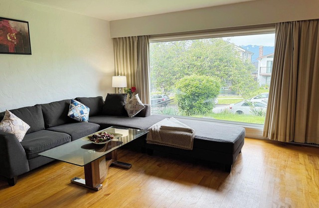 Cheerful 2 Bedroom with spacious Living & Dining - Central Vancouver