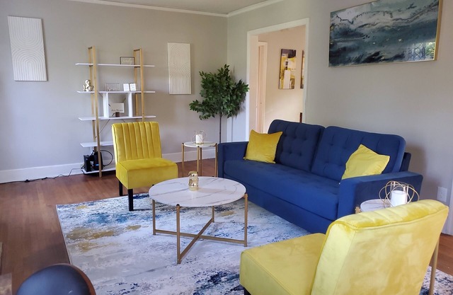 Cheerful 2 BR Near Colleges, Downtown, Attractions