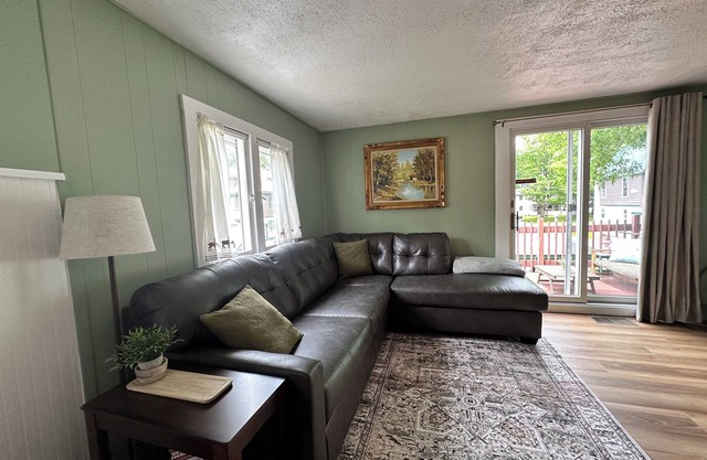 Cheerful 2nd Floor Unit w/ balcony